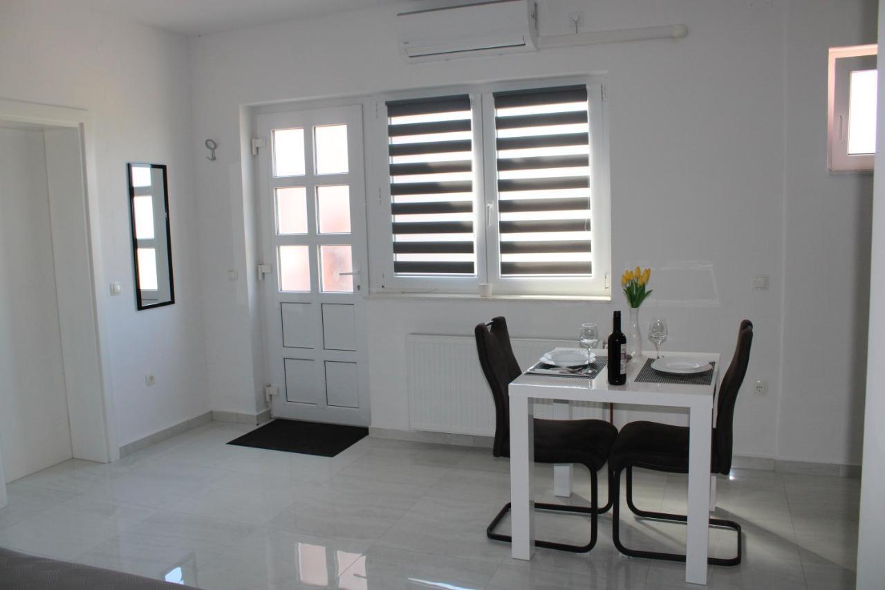 Apartmani Toni เดอร์นิช ภายนอก รูปภาพ