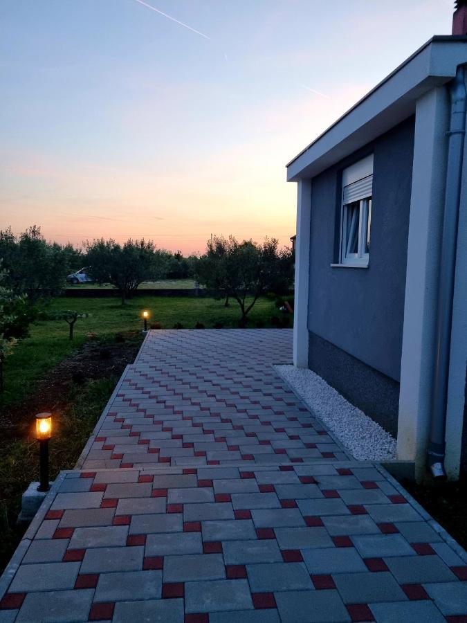 Apartmani Toni เดอร์นิช ภายนอก รูปภาพ